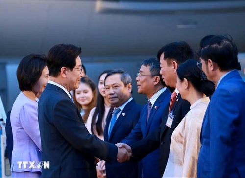  Tổng thống Hàn Quốc Lee Jae Myung cùng Phu nhân đến Hà Nội chiều 21-4. Ảnh: TTXVN 