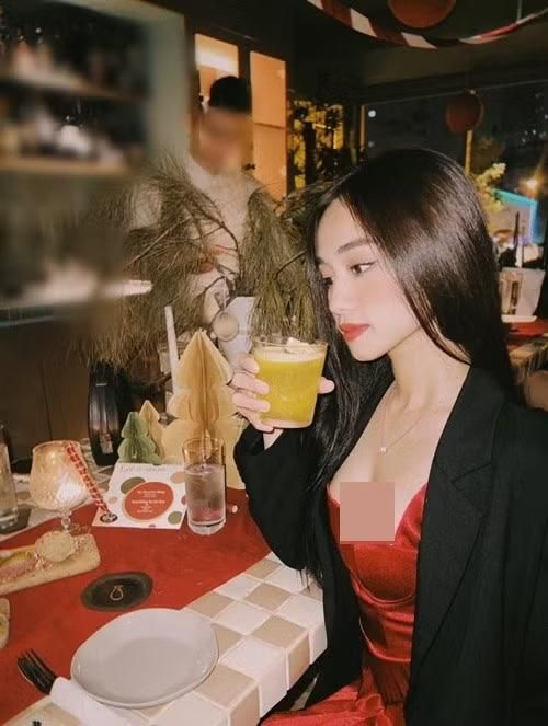 Trong "Bóng ma hạnh phúc", Ngân Hòa có nhiều phân cảnh đóng chung với đàn anh Lương Thế Thành. Sự chênh lệch tuổi đời lẫn kinh nghiệm cùng những đoạn diễn nhạy cảm từng khiến cô gặp không ít áp lực. May mắn cô cảm nhận sự chuyên nghiệp, tinh tế từ Lương Thế Thành. Trước mỗi cảnh quay, cả hai trao đổi kỹ lưỡng để tạo sự thoải mái và tôn trọng lẫn nhau. Ảnh: FB Ngân Hòa.