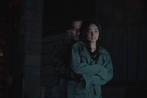 Đặc biệt, vai Ráy trong "Trại hoa đỏ" của đạo diễn Victor Vũ đã chứng minh tư duy làm nghề nghiêm túc của cô khi chấp nhận hóa thân vào một nhân vật tham vọng, khác hẳn tính cách ngoài đời. Cô từng tâm sự lý do nhận vai Ráy là vì muốn thử thách bản thân thay vì lặp lại những màu sắc cũ kỹ, nhất là khi được làm việc với một đạo diễn chỉn chu như Victor Vũ. Ảnh: Znews.