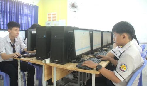 Học sinh Trường THPT Bình Tân (phường Bình Tân) trong giờ Tin học. Ảnh: MA
