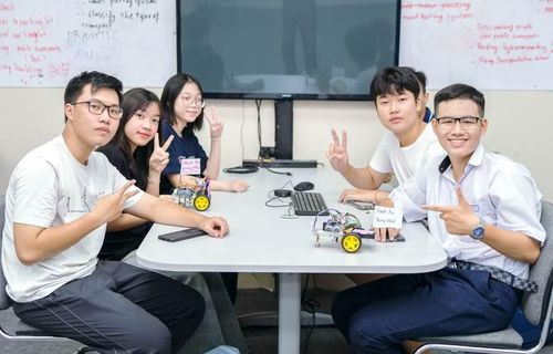 Học sinh các trường THPT ở Đà Nẵng tham gia khóa học mùa Hè Lập trình cho Mobile Robot tại Trường Đại học Bách khoa - Đại học Đà Nẵng. Ảnh: NTCC