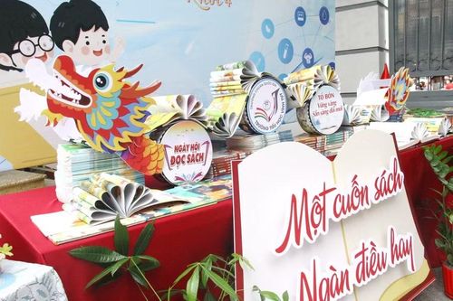 Góc trưng bày sách của cô - trò Trường tiểu học Vĩnh Tuy (Vĩnh Hưng, Hà Nội).