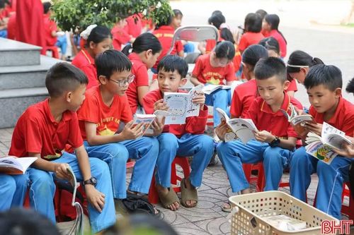 Học sinh Trường Tiểu học Đồng Lộc hào hứng tham gia Ngày hội đọc sách do nhà trường phối hợp Thư viện Hà Tĩnh tổ chức. Ảnh: Báo Hà Tĩnh.