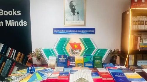 Không gian trưng bày giới thiệu nhiều đầu sách, tư liệu quý về lịch sử, xã hội, dân tộc học, văn học, nghệ thuật, tín ngưỡng, tôn giáo.