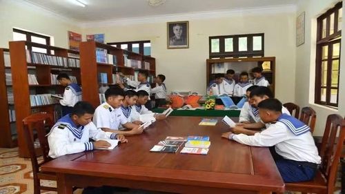 Chiến sĩ đảo Sơn Ca đọc sách tại thư viện. (Ảnh: CTV/Báo Nhân dân)