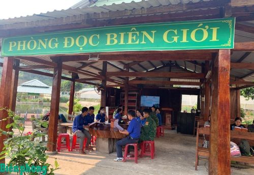 Đồn Biên phòng Cà Xèng, Bộ đội Biên phòng tỉnh Quảng Trị xây dựng và duy trì mô hình “Phòng đọc biên giới”, tạo điều kiện thuận lợi để người dân địa phương, đặc biệt là các em nhỏ và thanh thiếu niên, được tiếp cận với sách báo, học hỏi kiến thức, kỹ năng sống. Ảnh: Bùi Cường