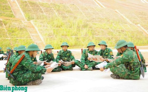 Giữa thao trường nắng gió, những trang báo trở thành người bạn đồng hành của chiến sĩ mới tại Trung tâm Huấn luyện-Cơ động Tây Bắc Bộ đội Biên phòng trong giờ nghỉ. Ảnh: Nghĩa Hà