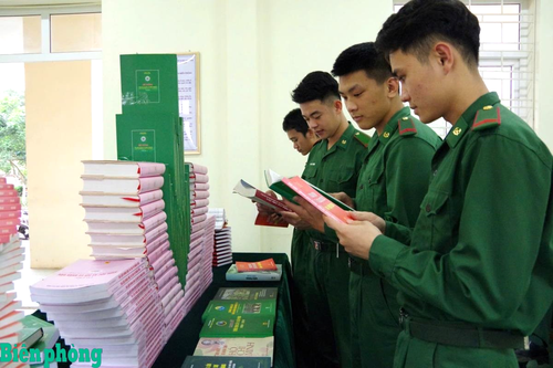 Chiến sĩ Trường Trung cấp 24 Biên phòng hào hứng, say mê nghiên cứu, tìm hiểu sách báo. Ảnh: Đơn vị cung cấp