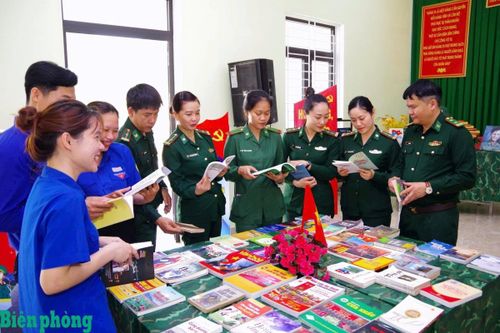 Ban Chỉ huy Bộ đội Biên phòng thành phố Huế tổ chức “Ngày Sách và Văn hóa đọc Việt Nam” lần thứ 5 năm 2026, thu hút đông đảo cán bộ, chiến sĩ, đoàn viên thanh niên tham gia. Ảnh: Ngọc Minh