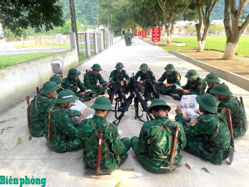 Cán bộ, chiến sĩ Bộ đội Biên phòng tỉnh Nghệ An tranh thủ đọc sách báo trong giờ giải lao ở thao trường. Ảnh: Minh Hiếu