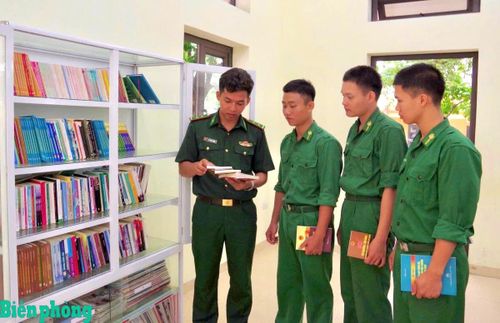 Nhằm tạo môi trường học tập, rèn luyện toàn diện, Trung tâm Huấn luyện Bộ đội Biên phòng duy trì hiệu quả tủ sách chiến sĩ mới, giúp cán bộ, chiến sĩ hình thành thói quen đọc sách, tự học. Ảnh: Nguyễn Hào