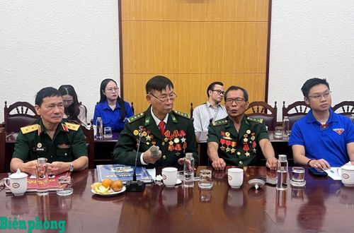 Các cựu binh Đoàn CQ282Q và đại biểu tại buổi gặp mặt. Ảnh: Phương Vy