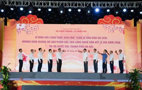 Các đại biểu thực hiện nghi thức ấn nút khai mạc Tuần lễ văn hóa - du lịch, xúc tiến thương mại, mở đầu chuỗi hoạt động quảng bá, kết nối văn hóa - du lịch - kinh tế địa phương. Ảnh: BTC