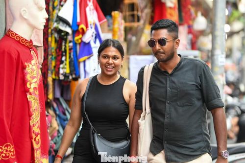 Rajesh Kumar (du khách Ấn Độ) chia sẻ anh ấn tượng với sự gần gũi: “Mọi thứ không quá xa nhau, tôi có thể vừa đi dạo, vừa ăn uống và cảm nhận cuộc sống địa phương”.