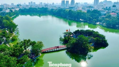 Hà Nội ghi điểm bởi sự giao thoa giữa nét cổ kính và nhịp sống hiện đại. Trong ảnh: Một góc phố mang dấu ấn kiến trúc cổ xưa hòa cùng sự sôi động của đô thị - nơi góp phần đưa Thủ đô lọt Top 25 thành phố thú vị nhất thế giới năm 2026 do Time Out bình chọn.
