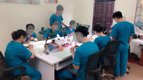 Kỹ thuật viên tại lab gia công răng sứ