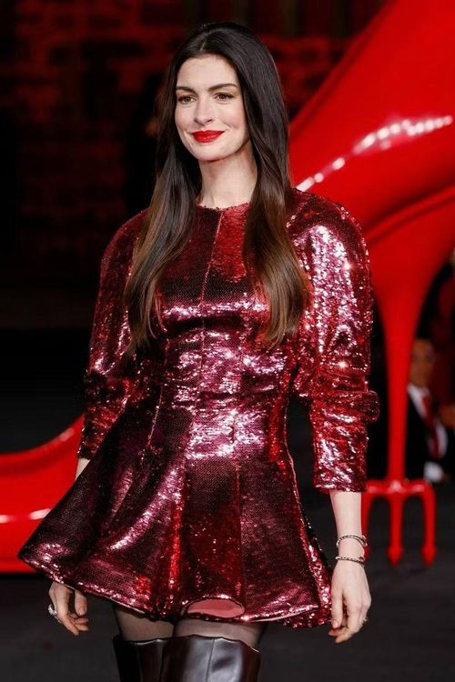 Ở ngưỡng tuổi 43, Anne Hathaway không né tránh chuyện lão hóa. Cô đón nhận tuổi tác với tâm thế nhẹ nhàng, không lo lắng chuyện "già đi một cách tự nhiên" và hài hước nói thêm "chỉ sợ bị chụp ảnh xấu".