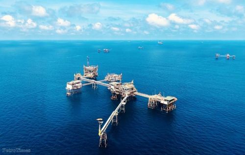 Việc tiếp tục hoàn thiện cơ chế, chính sách về hoạt động dầu khí là cần thiết nhằm nâng cao hiệu quả đầu tư, duy trì sản lượng, đóng góp cho ngân sách và bảo đảm an ninh năng lượng quốc gia. (Ảnh: Hoạt động khai thác dầu khí trên mỏ Bạch Hổ)
