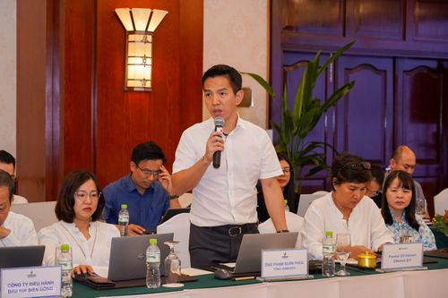 Ông Phạm Xuân Phúc - Tổng Giám đốc Công ty Điều hành Dầu khí Phú Quốc (PQPOC) đóng góp ý kiến tại hội nghị. Ông bày tỏ sự quan tâm đến vấn đề phân cấp, phân quyền trong phê duyệt các hoạt động dầu khí.