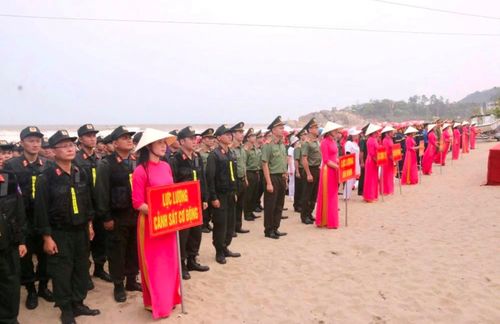 Gần 800 cán bộ, chiến sĩ cùng hệ thống xuồng máy, phao cứu sinh và thiết bị y tế hiện đại tham gia buổi diễn tập.