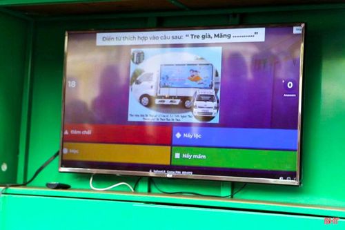 Học sinh Trường Tiểu học Đồng Lộc tham gia trò chơi Kahoot do Thư viện tỉnh Hà Tĩnh tổ chức tại xe thư viện lưu động, trong ngày hội sách.