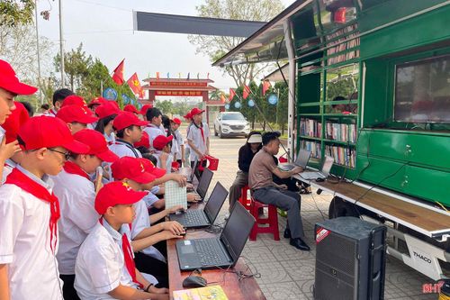 Những chuyến xe thư viện lưu động của Thư viện tỉnh Hà Tĩnh là cánh tay nối dài đưa tri thức từ những trang sách đến với học sinh mọi miền. Trong ảnh: Học sinh Trường THCS Chu Văn An (xã Hương Khê) tham khảo sách điện tử trên hệ thống website của thư viện tỉnh.