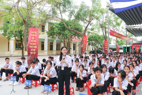 Chương trình tọa đàm "Phát triển văn hóa đọc - nền tảng xây dựng xã hội học tập" được tổ chức tại Trường THPT Hà Huy Tập, chiều 18/4.