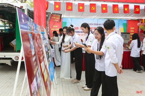 Giáo viên và học sinh Trường THPT Hà Huy Tập hào hứng với ngày hội đọc sách tại trường.