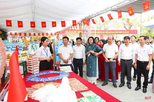 Các đại biểu tham quan các gian hàng trưng bày sách, trong khuôn khổ lễ phát động Ngày Sách và Văn hóa đọc Việt Nam tại Trường THPT Hà Huy Tập (Hà Tĩnh).