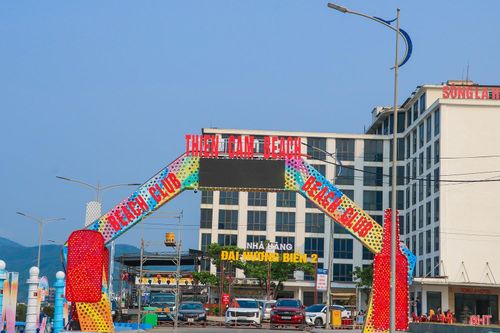 Điểm nhấn của đêm khai trương là màn bắn pháo hoa tầm thấp kéo dài 15 phút, hứa hẹn tạo nên “bản hòa âm ánh sáng” rực rỡ trên bầu trời biển Thiên Cầm.