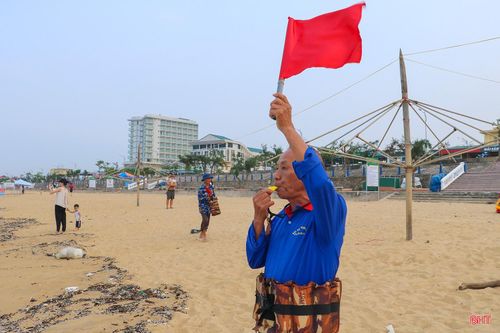 Với lượng khách dự báo tăng mạnh trong mùa hè này, Đội Cứu hộ - cứu nạn trên biển Thiên Cầm đã luôn sẵn sàng với các trang thiết bị cần thiết như còi, cờ báo hiệu, ống nhòm... Các thành viên trong đội thường xuyên nhắc nhở du khách đảm bảo an toàn trong lúc tắm biển.