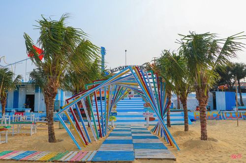 Cùng đó, năm nay, khai trương du lịch biển tại Thiên Cầm sẽ có nhiều hoạt động sôi nổi như các giải: bóng chuyền nữ, pickleball, kéo co; lễ hội diều khí động học, lướt ván phản lực, mô-tô nước...