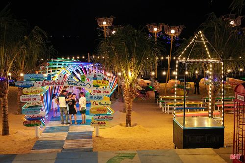 Trước thềm khai trương, lượng du khách đổ về biển Thiên Cầm mỗi tối ngày càng đông, không khí trở nên nhộn nhịp, sôi động. Về đêm, tại bãi biển Thiên Cầm, các khu vui chơi, giải trí, ẩm thực tấp nập hoạt động, tạo nên không gian biển đầy sức sống.