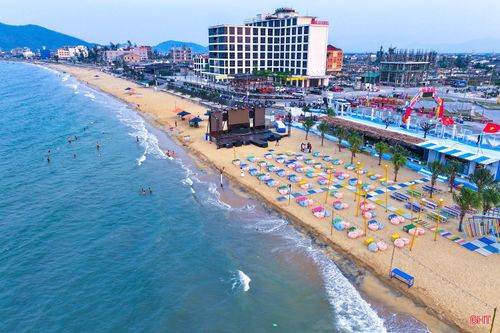 Vào lúc 20 giờ 10 phút, ngày 25/4, tại Khu du lịch biển Thiên Cầm, chương trình khai trương du lịch biển Hà Tĩnh năm 2026 với chủ đề “Hà Tĩnh – Âm vang biển Thiên Cầm” sẽ diễn ra tại khu vực CLB Beach Club Thiên Cầm. Chương trình được truyền hình trực tiếp trên sóng Truyền hình Hà Tĩnh, livestream trên các nền tảng số của Báo và phát thanh, truyền hình Hà Tĩnh.