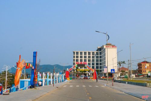 Tại khu du lịch Thiên Cầm, hệ thống hạ tầng được đầu tư, nâng cấp đồng bộ với các tuyến đường nội khu thông thoáng; hệ thống điện chiếu sáng, đèn trang trí được lắp đặt hiện đại; các khu vực công cộng, lối xuống biển, bãi đỗ xe... được quy hoạch, chỉnh trang gọn gàng, mang lại diện mạo khang trang, sạch đẹp, văn minh và ngày càng chuyên nghiệp.