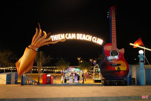 Khi màn đêm buông xuống, Thiên Cầm khoác lên mình vẻ đẹp rực rỡ. Những hoạt động giải trí về đêm đang dần trở thành sản phẩm thế mạnh, đưa Thiên Cầm chuyển mình thành điểm đến hấp dẫn suốt bốn mùa với không gian giải trí hấp dẫn.