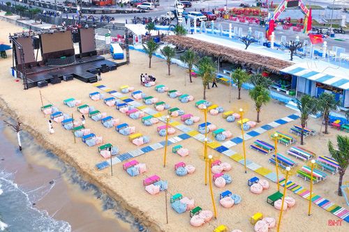 Anh Trần Xuân Vũ - chủ đầu tư Beach Club Thiên Cầm cho biết: “Đến thời điểm này, khu vực sân khấu và vị trí tổ chức đã cơ bản hoàn thiện. Chúng tôi mong muốn mang đến cho du khách một không gian trải nghiệm biển hiện đại, sôi động nhưng gần gũi với thiên nhiên; đồng thời, tạo điểm nhấn du lịch mới, góp phần thu hút đông đảo du khách đến với Thiên Cầm trong mùa hè này".
