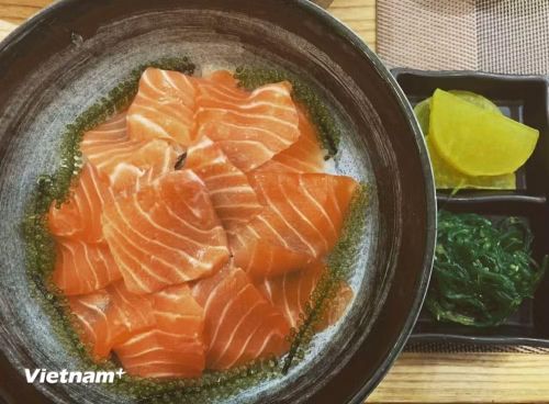 Nghiên cứu năm 2022 cho thấy tiêu thụ 2-3g omega-3/ngày (tương đương khoảng 100g cá hồi) mang lại hiệu quả tốt nhất cho người cao huyết áp. (Nguồn: Vietnam+)