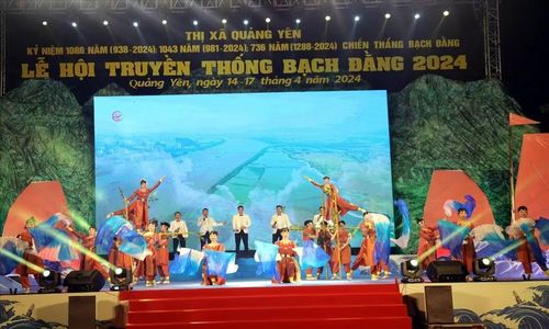 Các tiết mục văn nghệ tái hiện lại chiến thắng Bạch Đằng năm 2024. (Ảnh: Đức Hiếu/TTXVN)