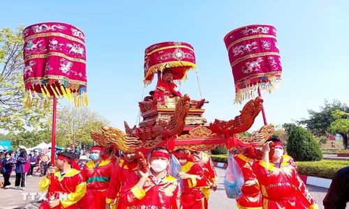 Đoàn rước kiệu trong lễ hội. (Ảnh: Thanh Vân/TTXVN)