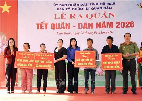 Công an tỉnh Cà Mau trao tặng nhà cho hộ nghèo trên địa bàn. Ảnh: TTXVN phát