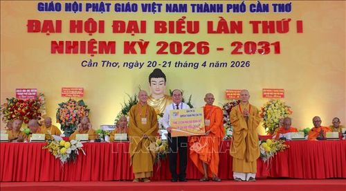 Đại diện Ủy ban MTTQ Việt Nam thành phố nhận bảng tượng trưng nhà đại đoàn kết do Giáo hội Phật giáo Việt Nam thành phố hỗ trợ.
