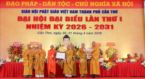 Đại diện Ban Trị sự GHPG Việt Nam thành phố nhận Bằng tuyên dương công đức của Trung ương GHPG Việt Nam.