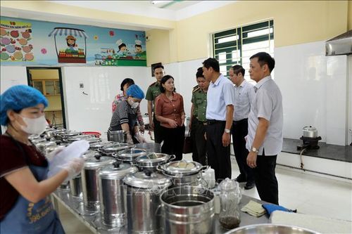 Đoàn kiểm tra của Sở Y tế tỉnh Tuyên Quang kiểm tra bếp ăn của Trường Mầm non Đội Cấn. Ảnh minh họa: Quang Cường/TTXVN