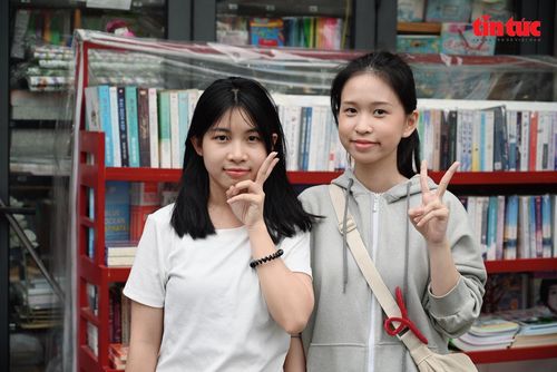 Hai bạn Bảo Yến và Khánh Vy (Trường FPT PolySchool) tham quan, chia sẻ trải nghiệm khi hưởng ứng Ngày Sách.