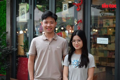 Nguyễn Đức Bình (bên trái, quận Cầu Giấy, Hà Nội) cho rằng việc đọc giúp tiếp cận kiến thức một cách hệ thống hơn.