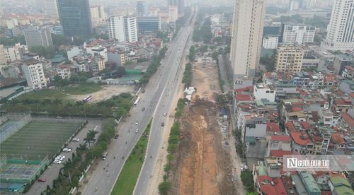 Trên đường Xuân Tảo, đoạn từ đường DT4 Khu đô thị Tây Hồ Tây đến đường Hoàng Quốc Việt, tại đây, đơn vị thi công sẽ rào chắn cố định theo hình thức thi công cuốn chiếu, mỗi phân đoạn dài khoảng 20m, bề rộng rào chắn 3m bằng tôn kết hợp lưới B40 để thi công tuyến cống ngầm.