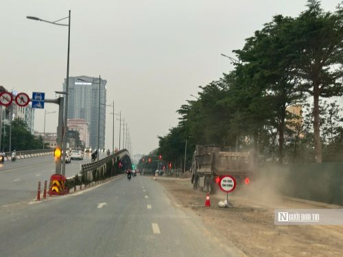 Vốn là khu vực tập trung nhiều khu đô thị mới, trường học và lưu lượng phương tiện lớn, việc mặt đường bị thu hẹp khiến giao thông trên đường Xuân Tảo thường xuyên ùn ứ vào giờ cao điểm. Chỉ cần một ô tô chạy qua, bụi từ mặt đường bị đào xới lại cuộn lên mù mịt, phủ kín mặt đường.