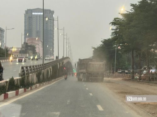 Chị Lan Anh, một người dân sống gần khu vực thi công, cho biết: “Buổi sáng đưa con đi học qua đây rất vất vả, xe cộ chen chúc, bụi thì bay mù mịt, mùa hè trời hành khô bụi càng nhiều, phải đeo khẩu trang kín mít".