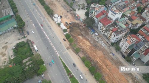 Hiện nay, hàng loạt dự án chống ngập khẩn cấp khắp Hà Nội đang được khẩn trương thi công, với mục tiêu hoàn thành trước mùa mưa bão năm 2026. Khi mùa mưa đang đến gần, áp lực tiến độ là rất lớn. Song với một tuyến đường khá đông đúc như đường Xuân Tảo, bài toán vừa thi công vừa đảm bảo mỹ quan và giao thông vẫn là điều người dân mong chờ được giải quyết thấu đáo.